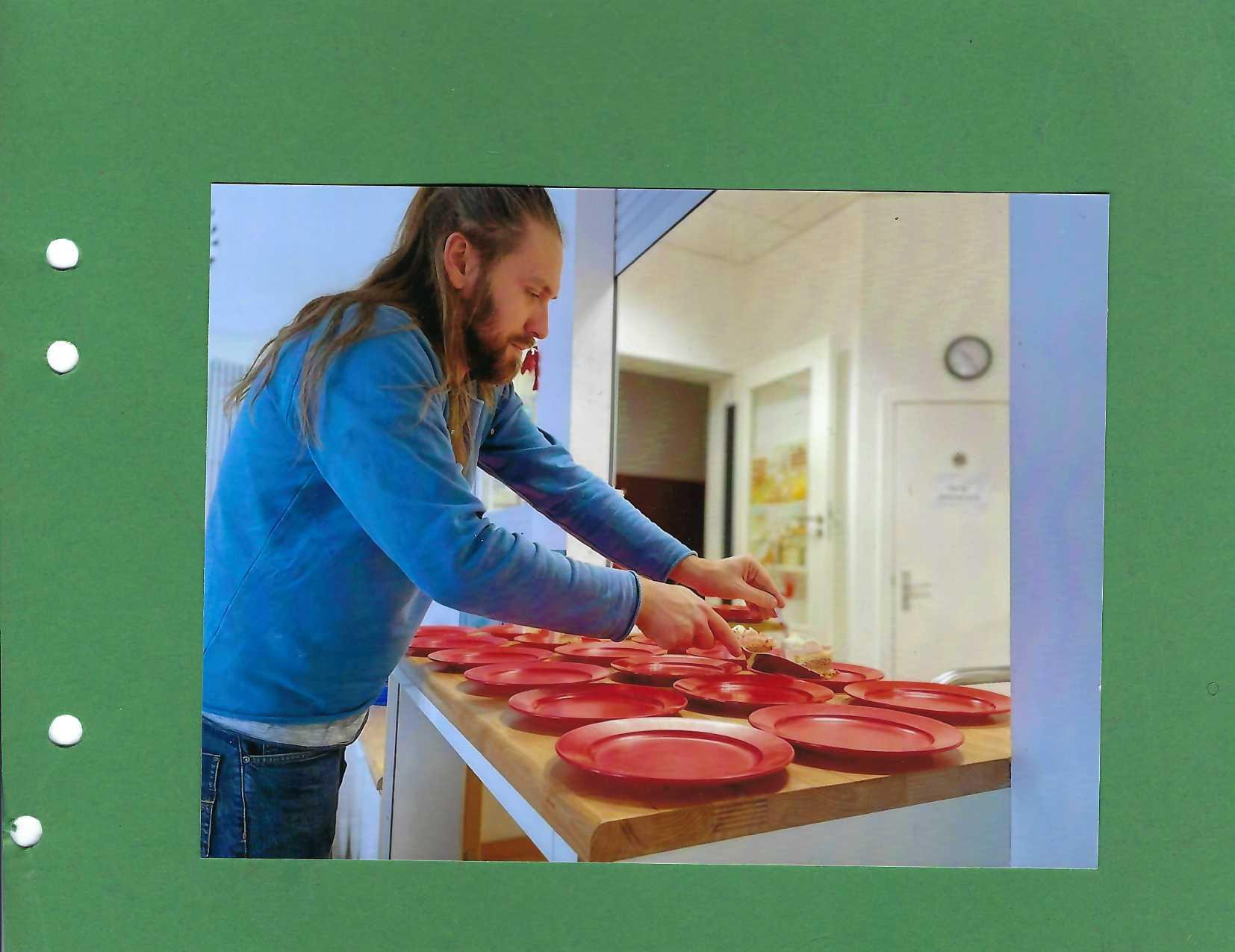 Kuchen auf Teller verteilen